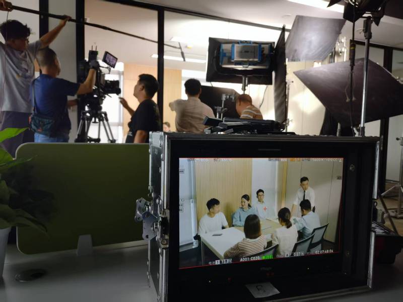 高明区TVC拍摄公司：科技产品视觉化大师，诠释未来感与功能美学